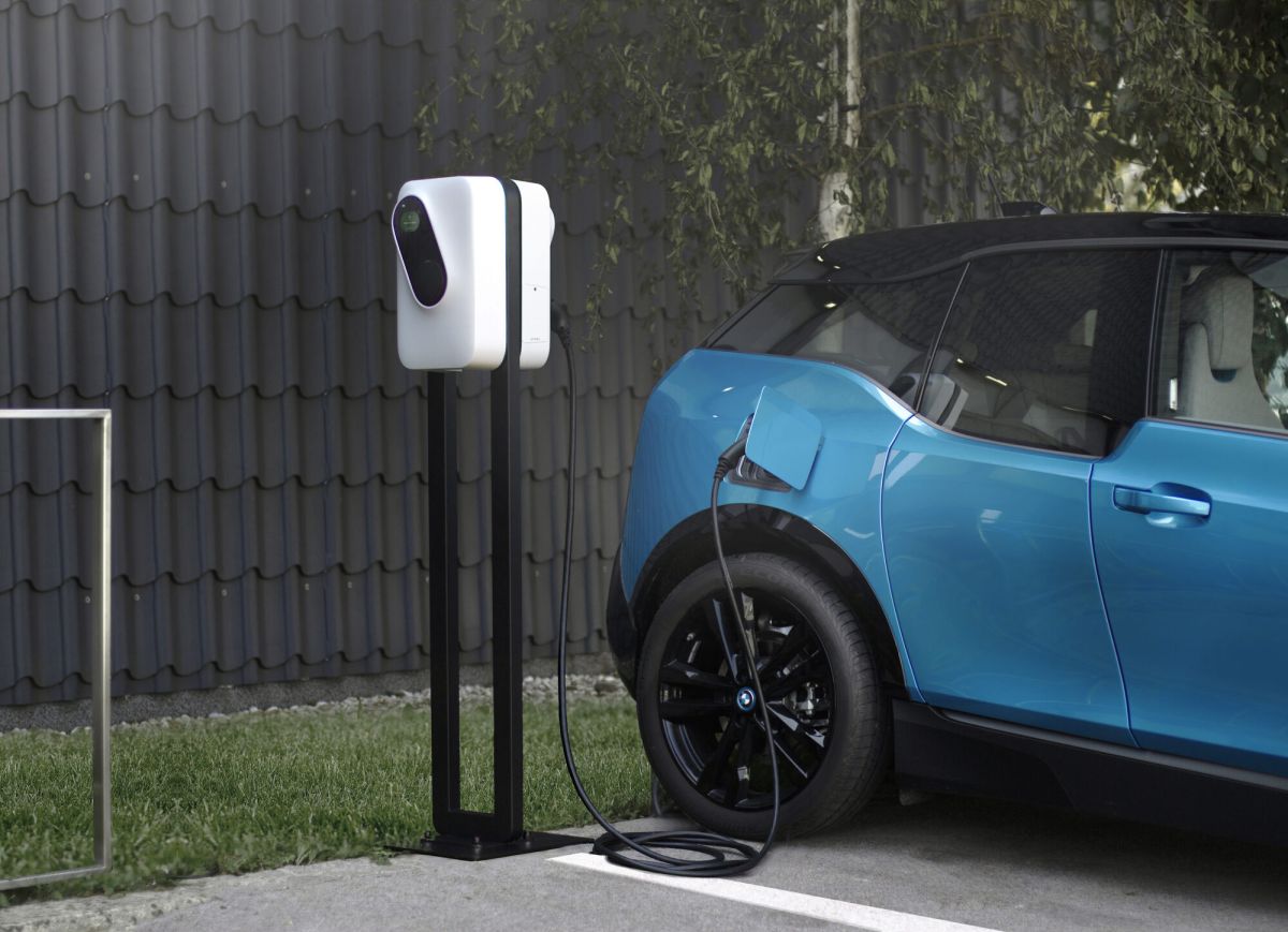 Borne de recharge Etrel INCH Pro sur pied avec véhicule électrique en charge