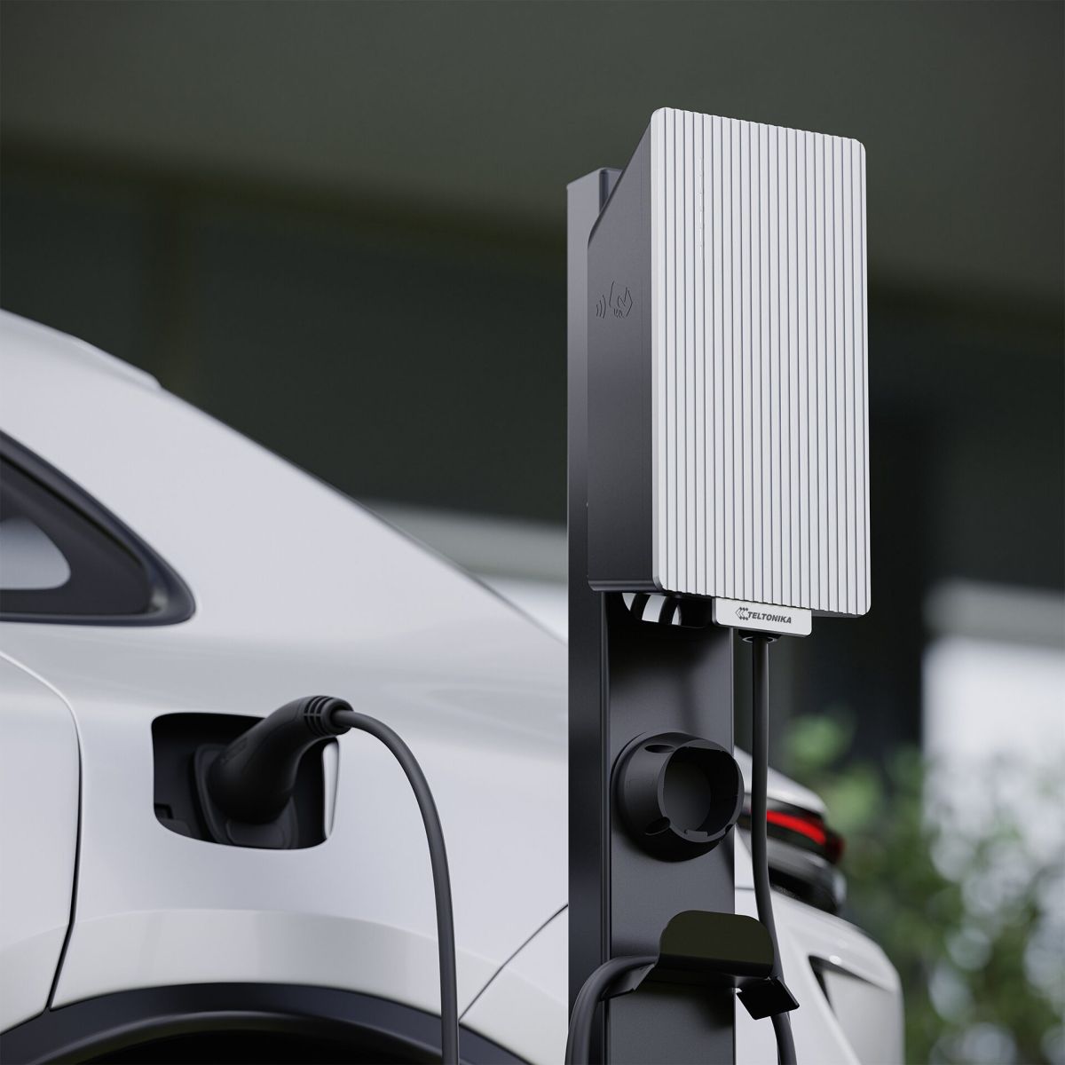 Véhicule électrique branché sur une borne de recharge Teltonika