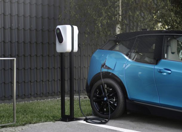 Borne de recharge Etrel INCH Pro sur pied avec véhicule électrique en charge